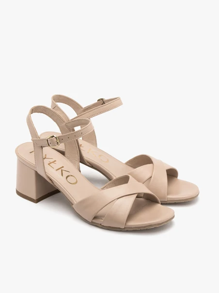 Beigefarbene hochhackige Sandalen