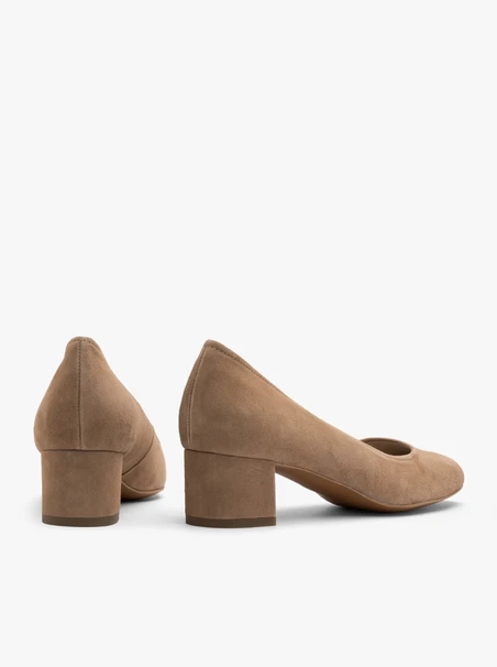 Beigefarbene niedrighackige Pumps