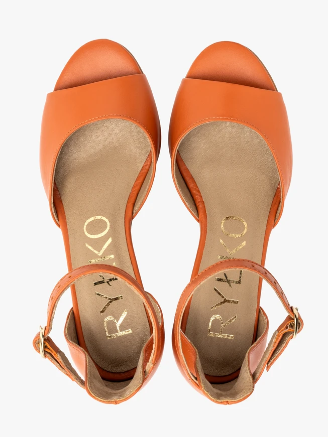 Orangefarbene Sandalen mit Absatz