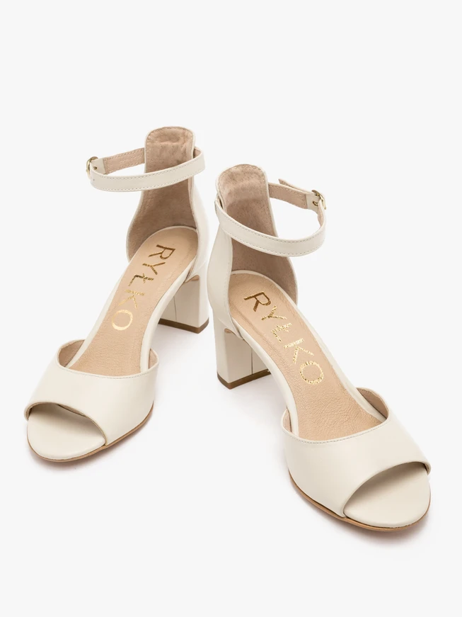 Klassische cremefarbene Sandalen mit Absatz