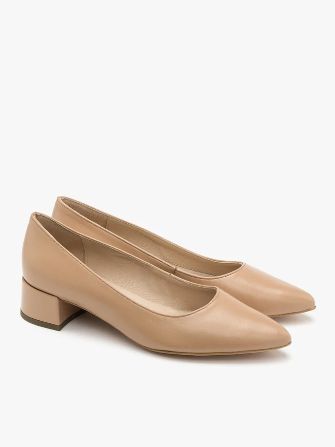 Beigefarbene niedrighackige Pumps