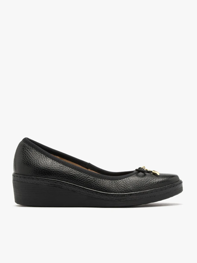 Schwarze Pumps mit dekorativer Schleife am Schaft