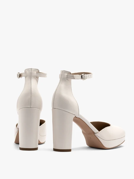 Zweiteilige High-Post-Pumps und ein Ballkleid