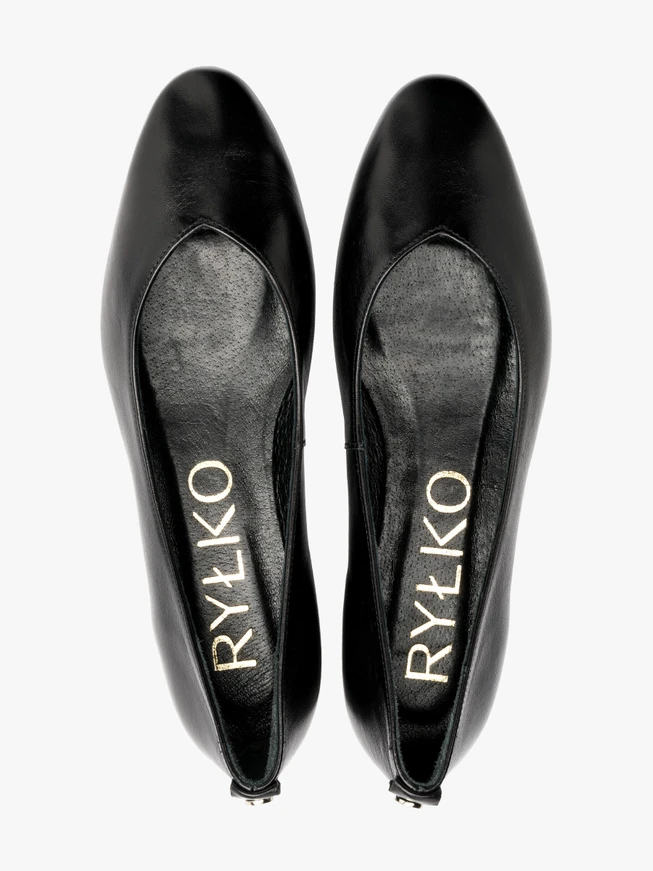 Schwarze Ballerinas mit verschönertem Schaft