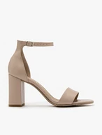 Beigefarbene hochhackige Sandalen
