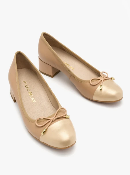 Beige-goldene Pumps mit Zierschleife
