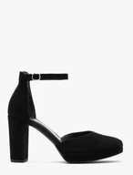 Zweiteilige High-Post-Pumps und ein Ballkleid
