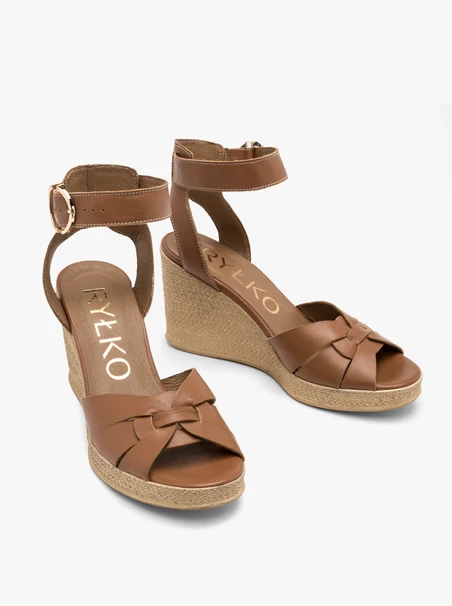Braune hohe Plateausandalen