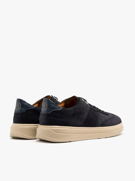 Marineblaue Sportschuhe mit cremefarbener Sohle