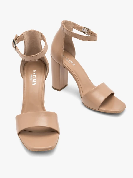Beigefarbene hohe Stiletto-Sandalen