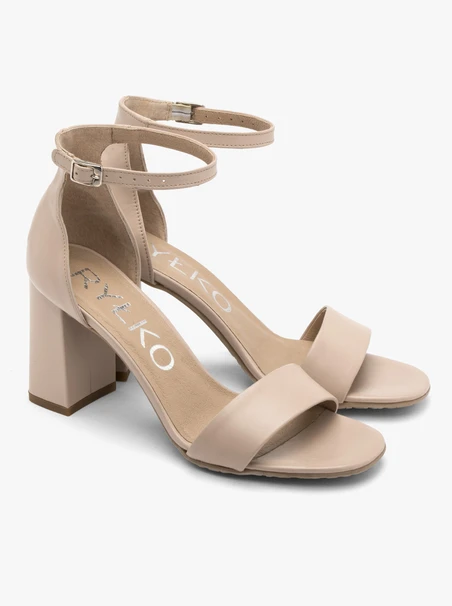 Beigefarbene hochhackige Sandalen