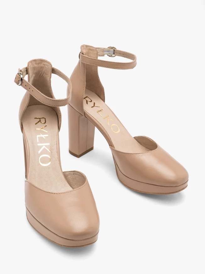 Zweiteilige High-Post-Pumps und ein Ballkleid