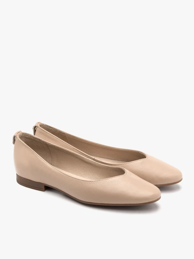 Beigefarbene Ballerinas mit verschönertem Schaft