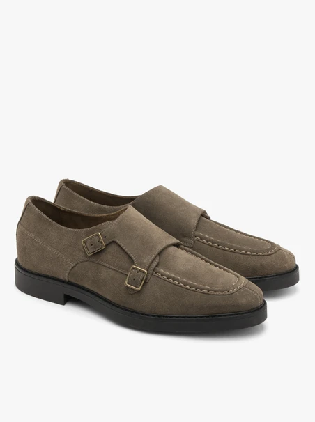 Olivefarbener Herrenhalbschuh mit dekorativem Schnallenverschluss
