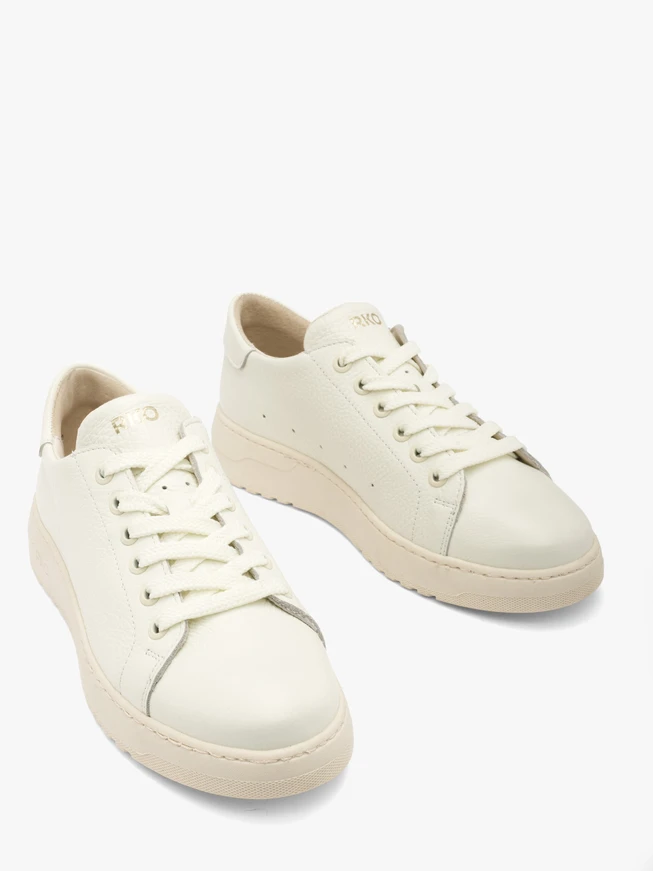 White sporty shoes with cream sole
