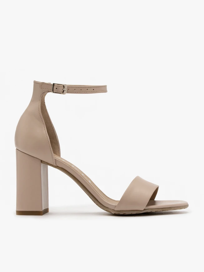 Beigefarbene hochhackige Sandalen