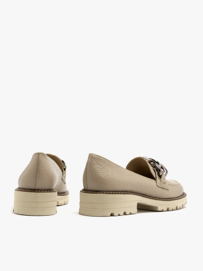 Beige Mokassins mit Zierkette
