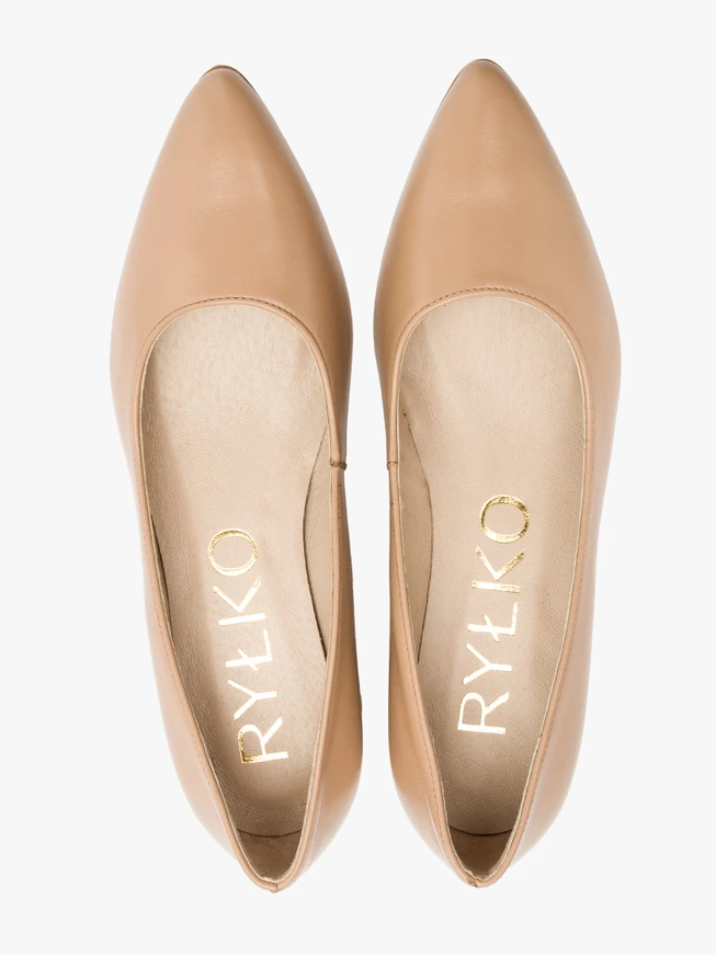 Beigefarbene niedrighackige Pumps