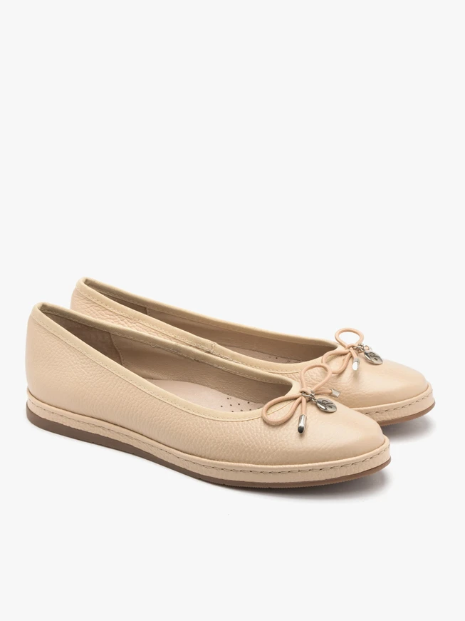 Beige Ballerinas mit Zierschleife