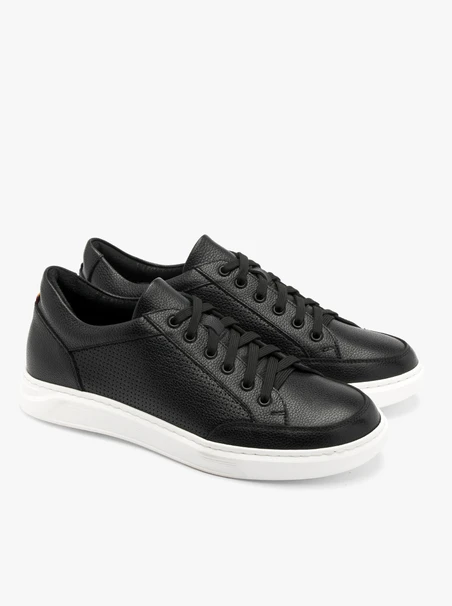 Schwarze sportliche Herrenhalbschuhe mit dekorativer Perforation