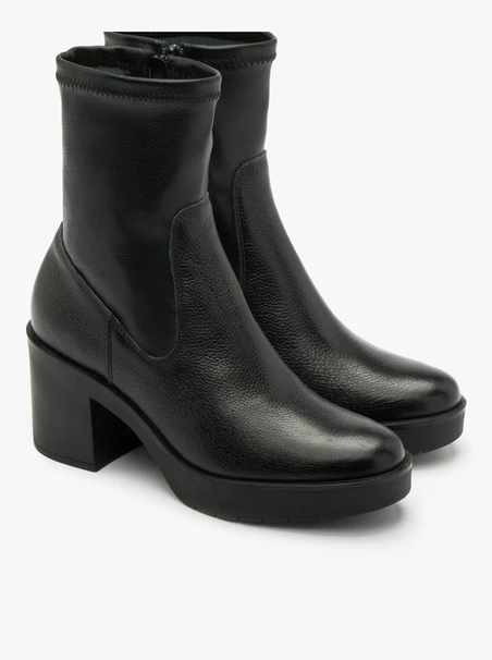 Schwarze Damenstiefel mit festem Boden
