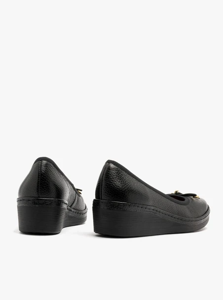 Schwarze Pumps mit dekorativer Schleife am Schaft