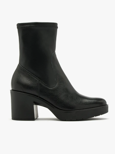 Schwarze Damenstiefel mit festem Boden