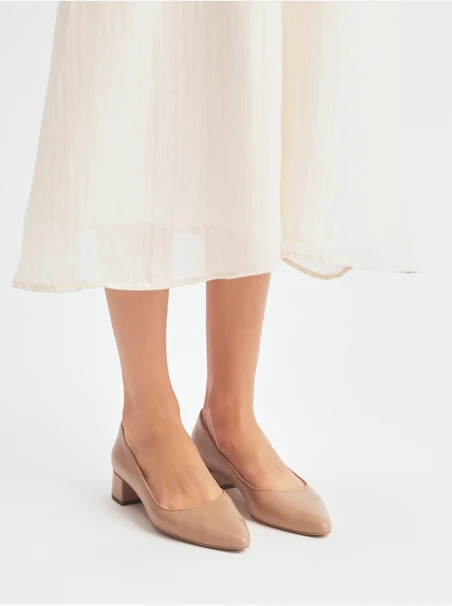 Beigefarbene niedrighackige Pumps