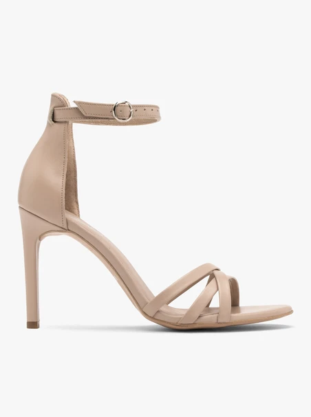 Beigefarbene Sandalen mit dekorativen Riemen