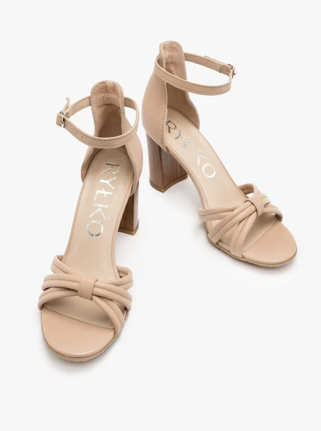 Hellbeige Sandalen mit Holzabsatz