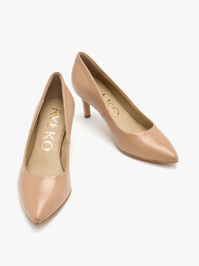 Beige heeled pumps