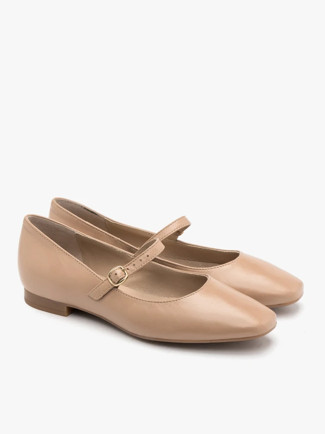 Beigefarbene Ballerinas mit dekorativem Verschluss