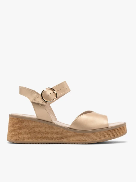 Goldene Plateausandalen