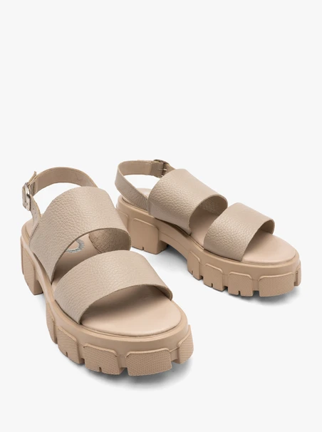 Beigefarbene Sandalen mit festem Boden