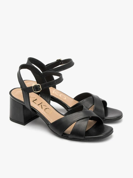 Schwarze Sandalen mit verziertem Schaft