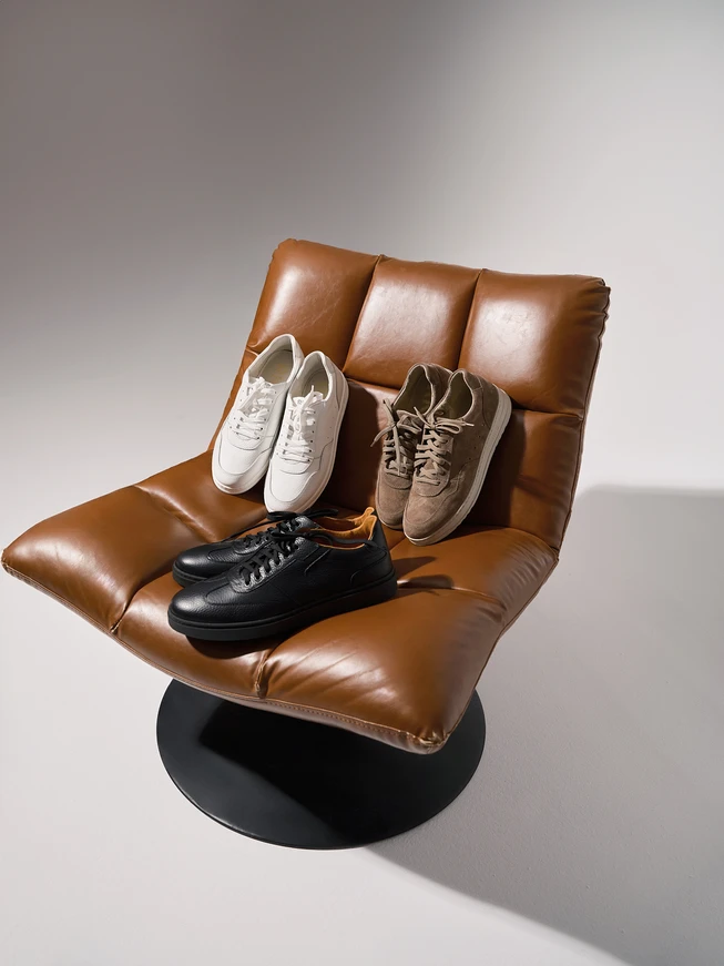 Graue und beige Herrenhalbschuhe