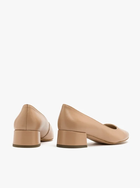 Beigefarbene niedrighackige Pumps
