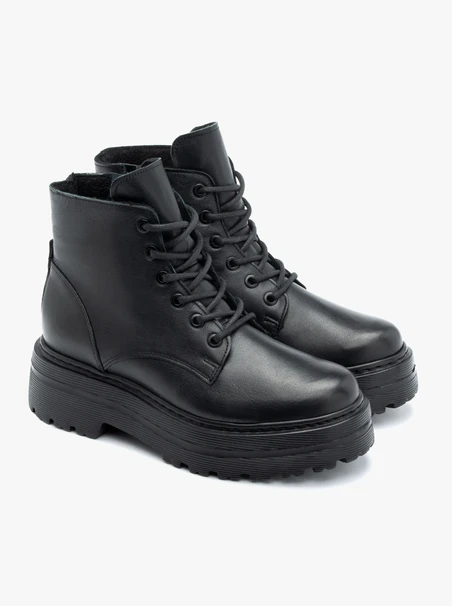 Schwarze Stiefel mit dickerer Sohle