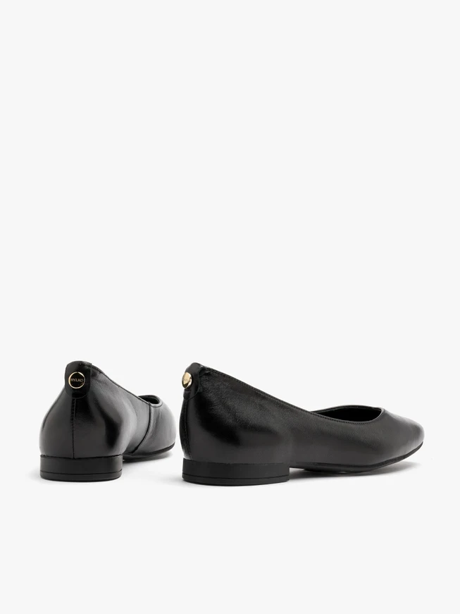 Schwarze Ballerinas mit verschönertem Schaft