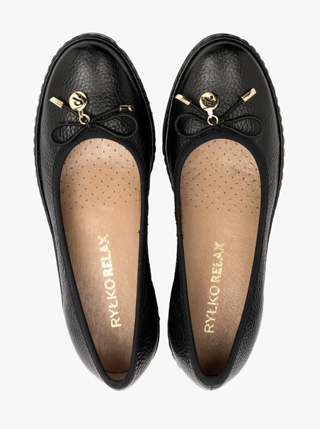 Schwarze Pumps mit dekorativer Schleife am Schaft