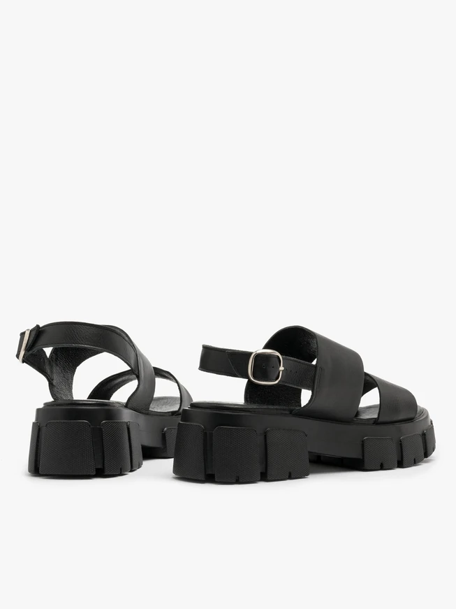 Schwarze Sandalen mit festem Boden