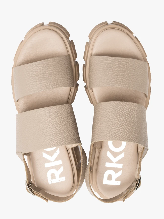 Beigefarbene Sandalen mit festem Boden