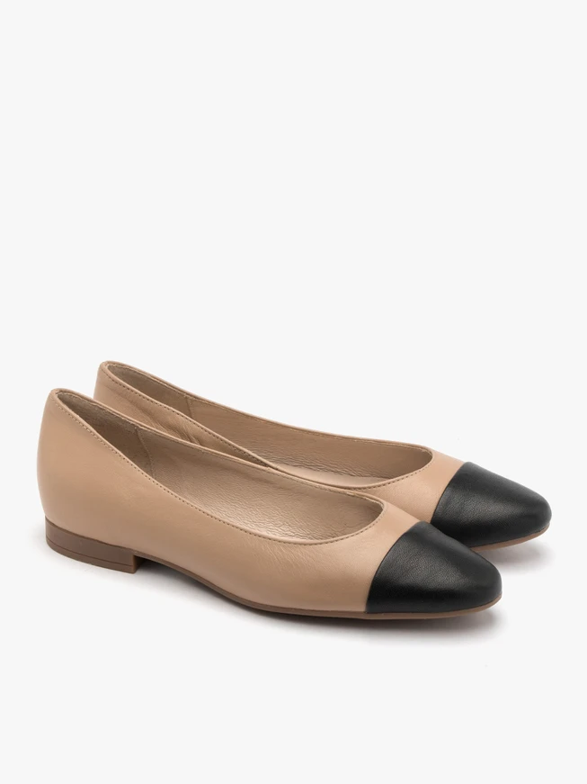 Beigefarbene Damen-Ballerinas mit schwarzer Zehenkappe