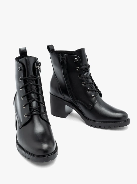 Schwarze Schnürstiefel aus Leder