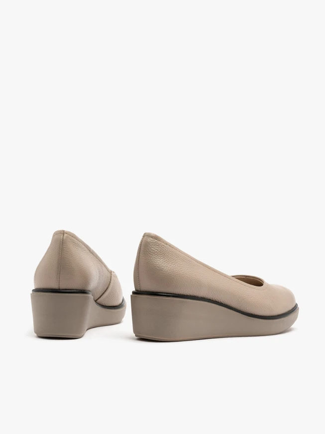 Beigefarbene Plateau-Pumps