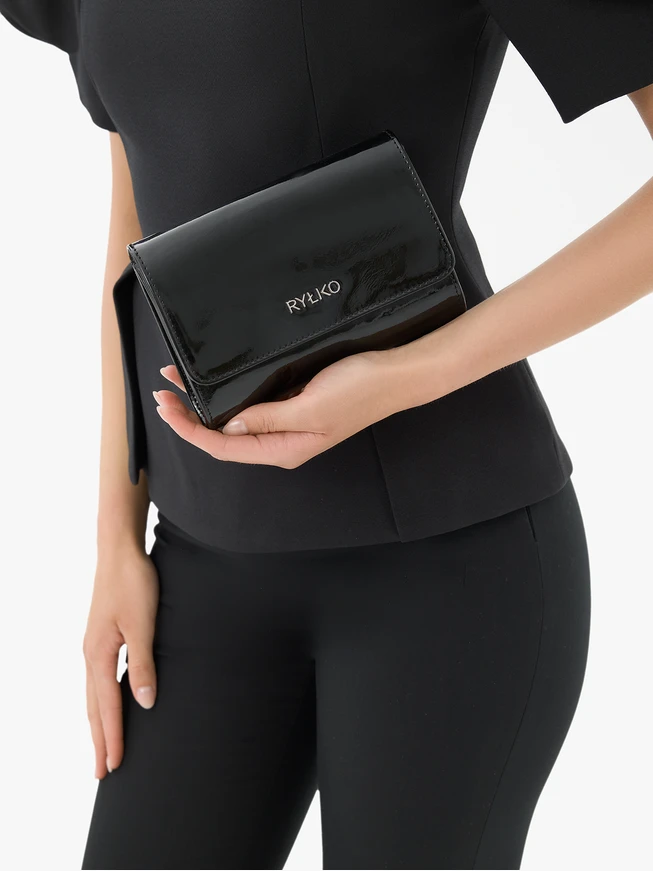 Schwarz lackierte Handtasche