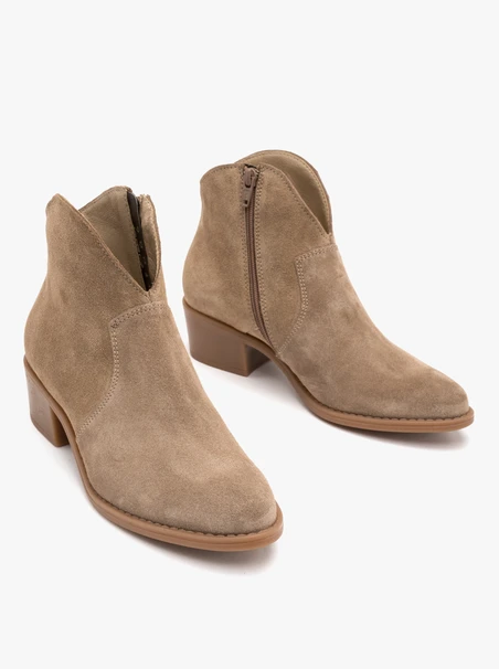 Sandfarbene Cowboystiefel aus Velours