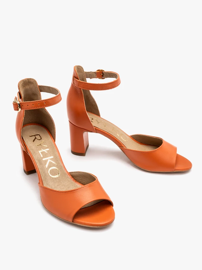 Orangefarbene Sandalen mit Absatz