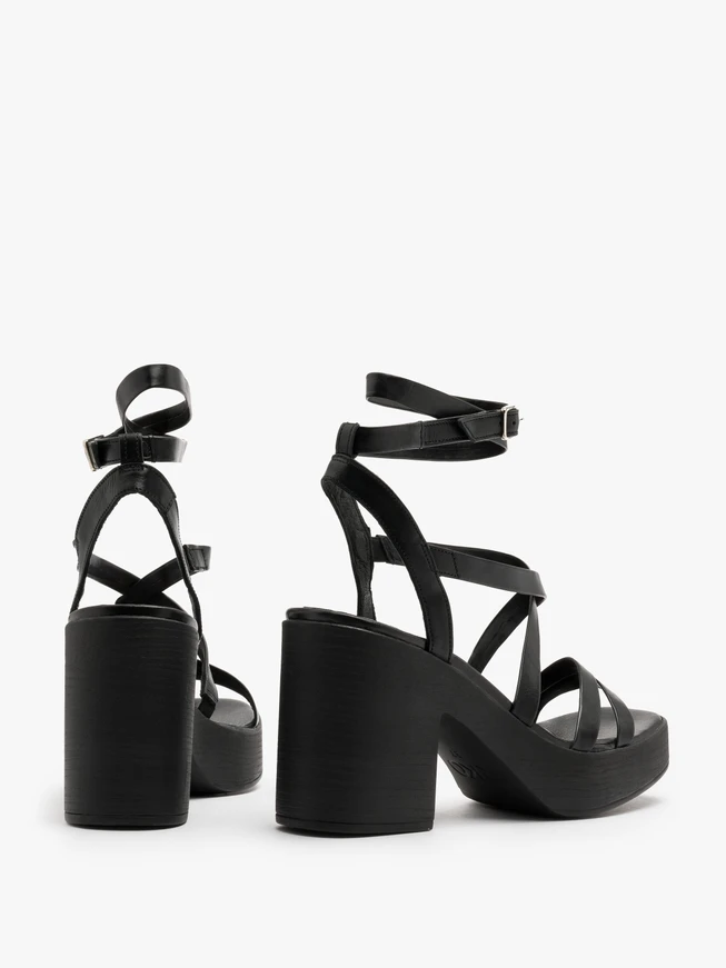 Schwarze Sandalen mit dekorativen Riemen