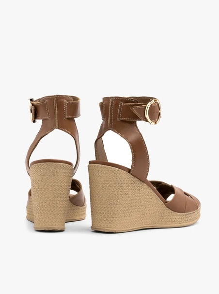 Braune hohe Plateausandalen